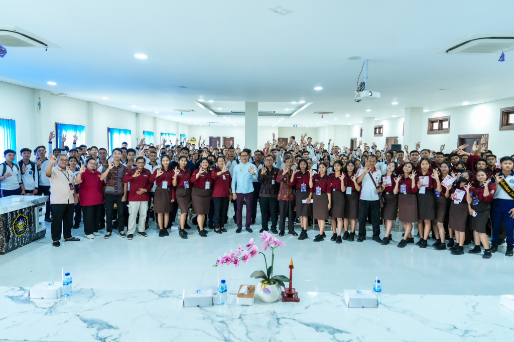 Wabup Suiasa Sosialisasikan Pemuda Badung Tangguh Cegah HIV AIDS di SMAN 2 Abiansemal